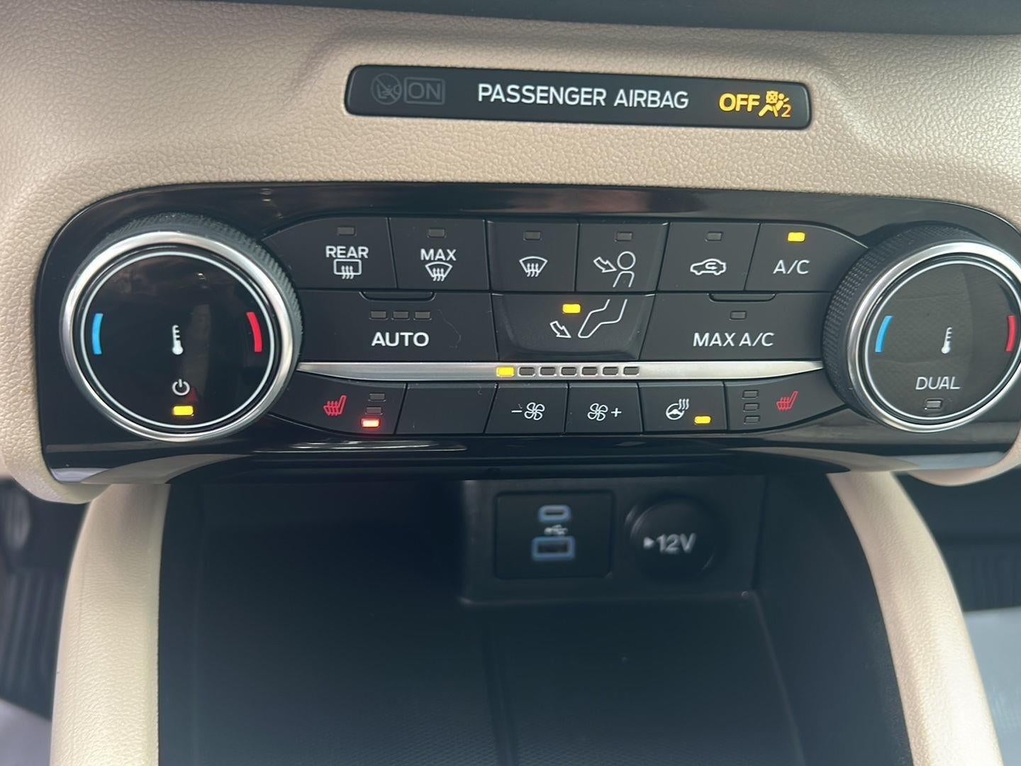 2022 Ford ESCAPE SE Base