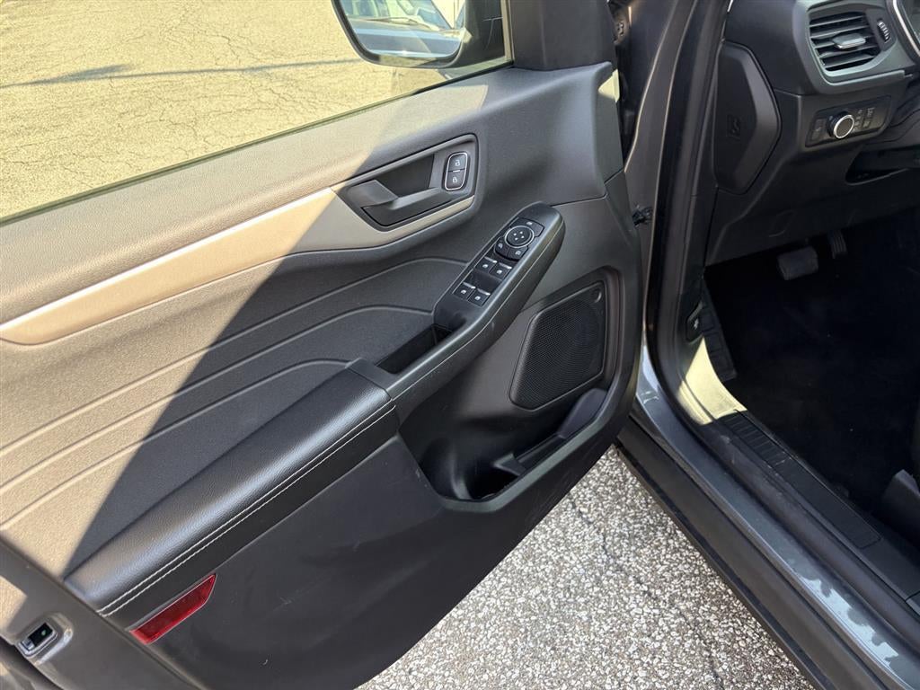 2022 Ford ESCAPE SE Base