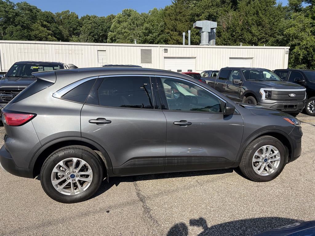 2022 Ford ESCAPE SE Base