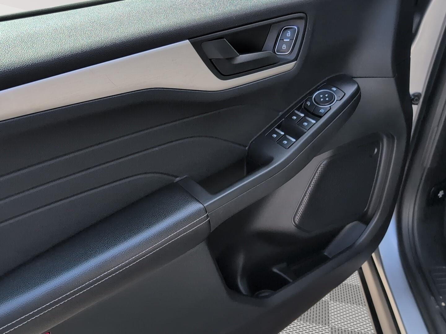 2022 Ford ESCAPE SE Base